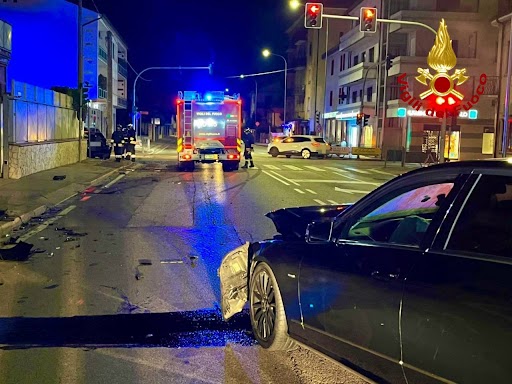 Scontro tra una Mercedes e una Mini Cooper, danneggiata anche una cabina elettrica