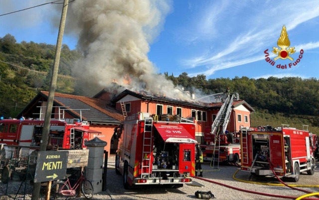 Incendio alla cantina “Menti Vini”: tetto distrutto dalle fiamme a Montebello Vicentino