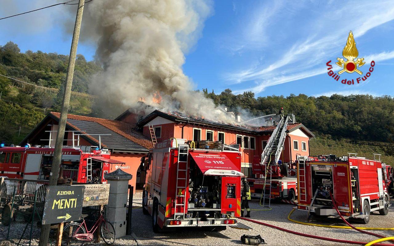 Incendio alla cantina “Menti Vini”: tetto distrutto dalle fiamme a Montebello Vicentino