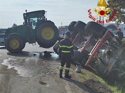 Trattore fuori strada a Sandrigo: intervento dei vigili del fuoco per la bonifica