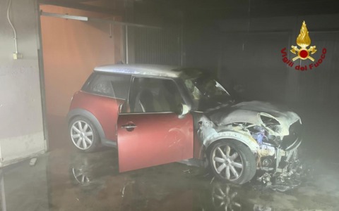 Mini prende fuoco mentre la proprietaria parcheggia: paura ma nessun ferito