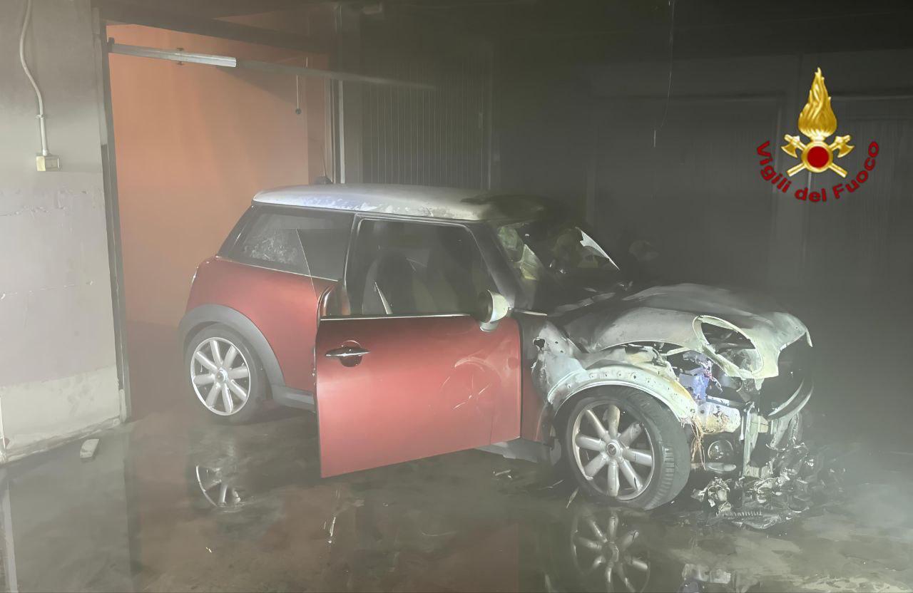 Mini prende fuoco mentre la proprietaria parcheggia: paura ma nessun ferito