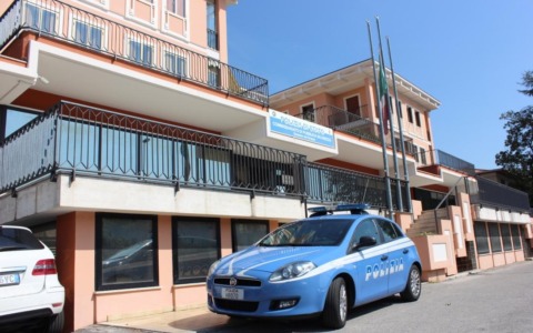 30enne ai domiciliari esce per farsi un giro, la Polizia lo aspetta fuori casa e lo vede entrare dal retro