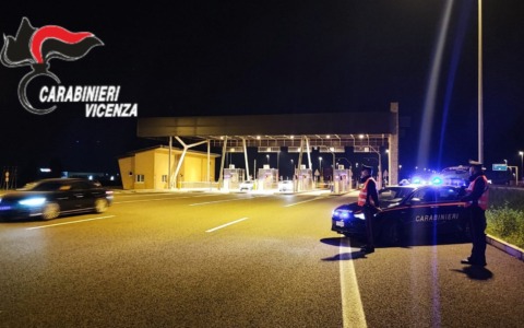 Audi sospetta per Bassano: il conducente scappa a piedi dai Carabinieri, auto usata da ladri per fare furti nelle case