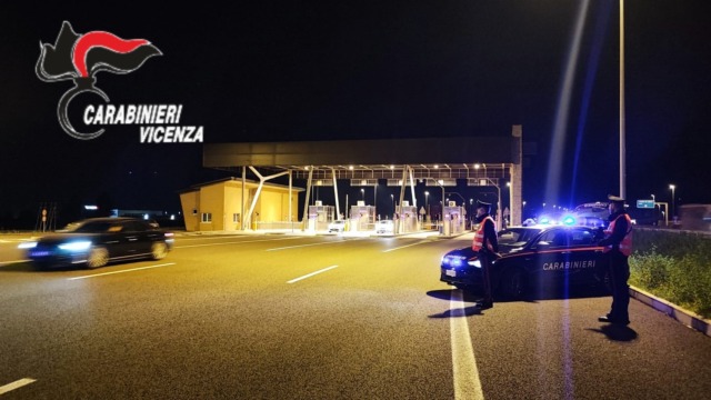 Audi sospetta per Bassano: il conducente scappa a piedi dai Carabinieri, auto usata da ladri per fare furti nelle case