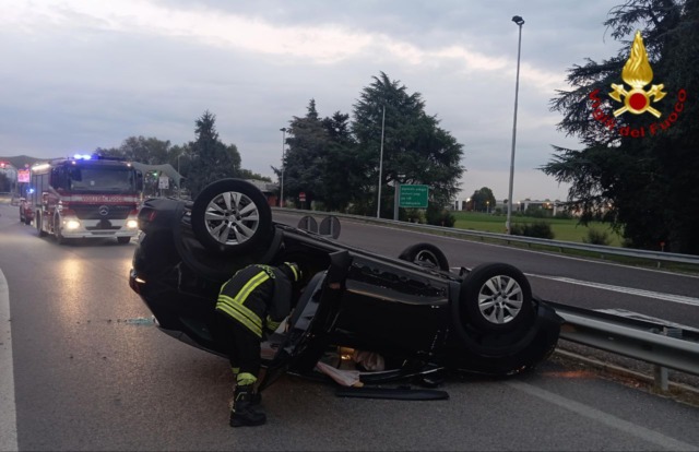 Incidente sulla A31, auto si schianta contro il guardrail e poi si ribalta