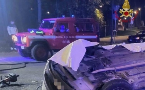Devastante schianto contro una fontana ad Asiago: morti tre giovani di 20 anni
