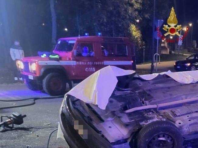 Devastante schianto contro una fontana ad Asiago: morti tre giovani di 20 anni