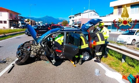 Una donna ferita nello scontro tra auto e mezzo pesante