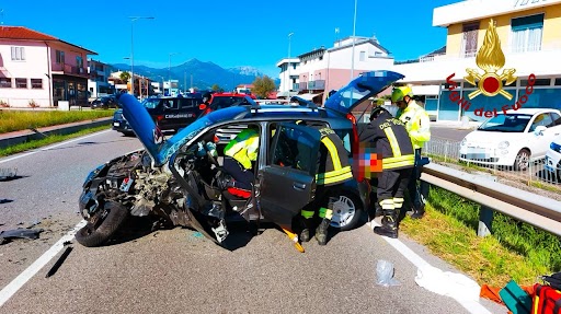 Una donna ferita nello scontro tra auto e mezzo pesante