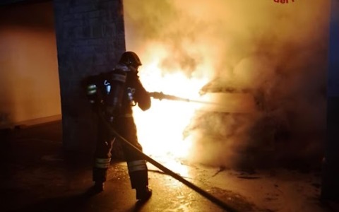 Nottetempo un’autovettura va a fuoco sotto il porticato in legno