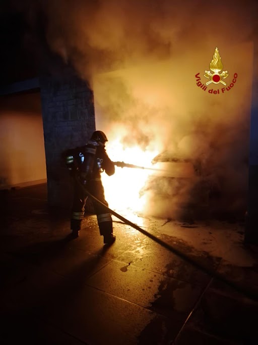 Nottetempo un’autovettura va a fuoco sotto il porticato in legno