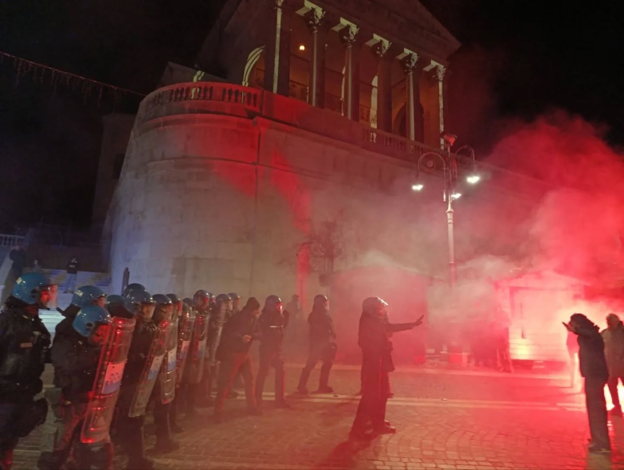 Passeggiata di Forza Nuova e contro-manifestazione antifascista: tensioni e scontri con la polizia a Schio