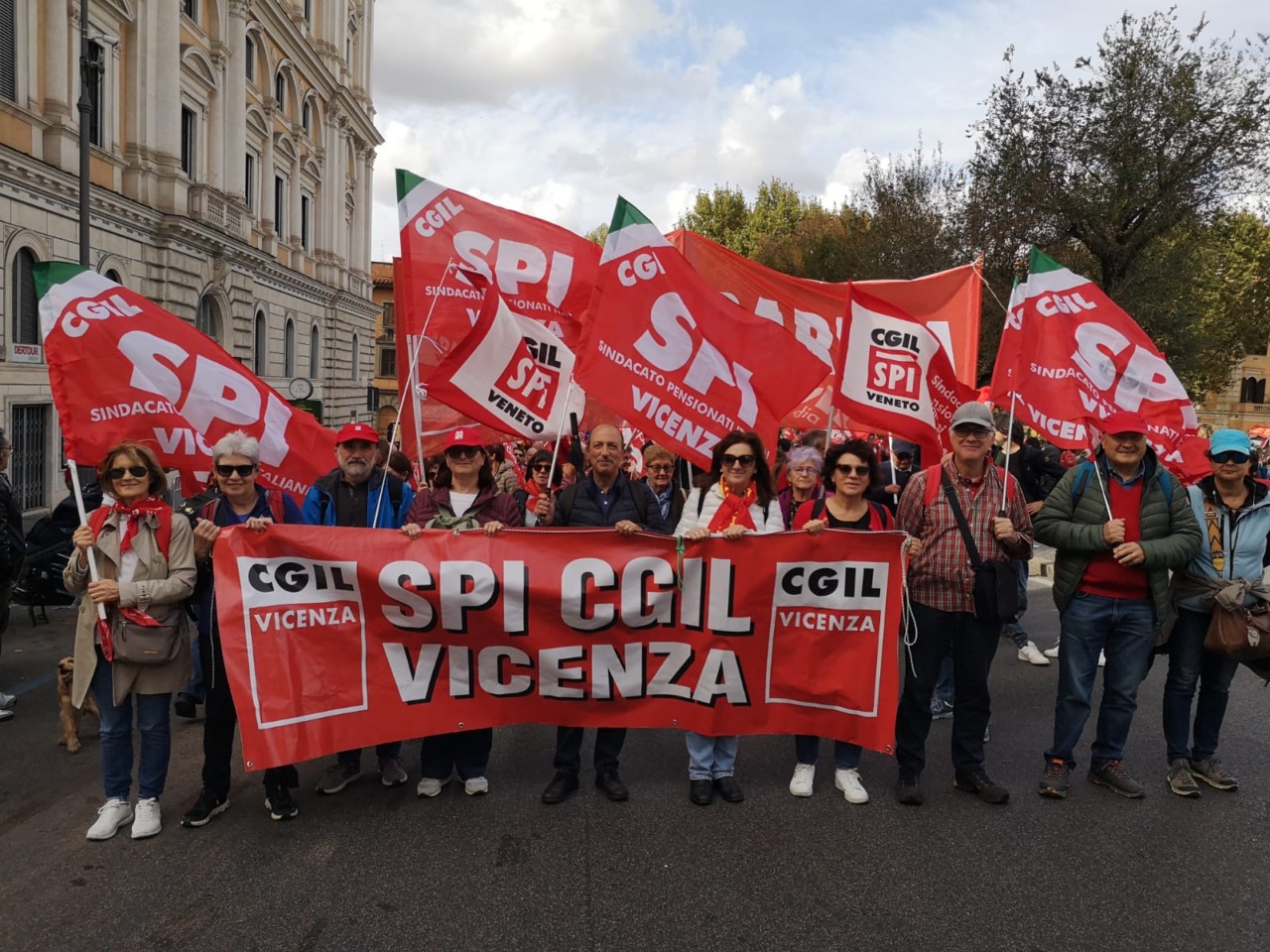 Presidio dei pensionati in piazza Matteotti a Vicenza: cosa chiedono al Governo e ai candidati governatori