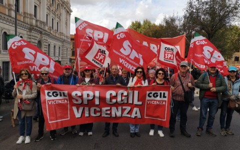 Presidio dei pensionati in piazza Matteotti a Vicenza: cosa chiedono al Governo e ai candidati governatori