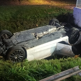 Esce autonomamente di strada e finisce nel fosso