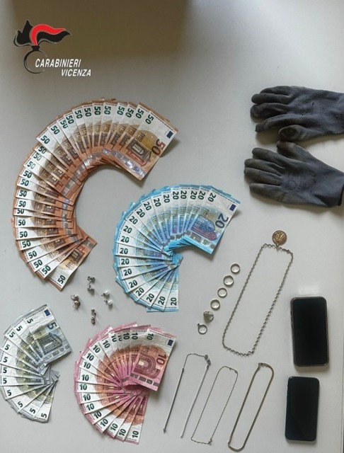 22enne si finge avvocatessa e si presenta alla porta di un’anziana per rubarle denaro e gioielli