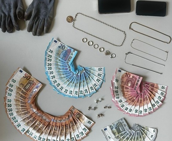 22enne si finge avvocatessa e si presenta alla porta di un’anziana per rubarle denaro e gioielli