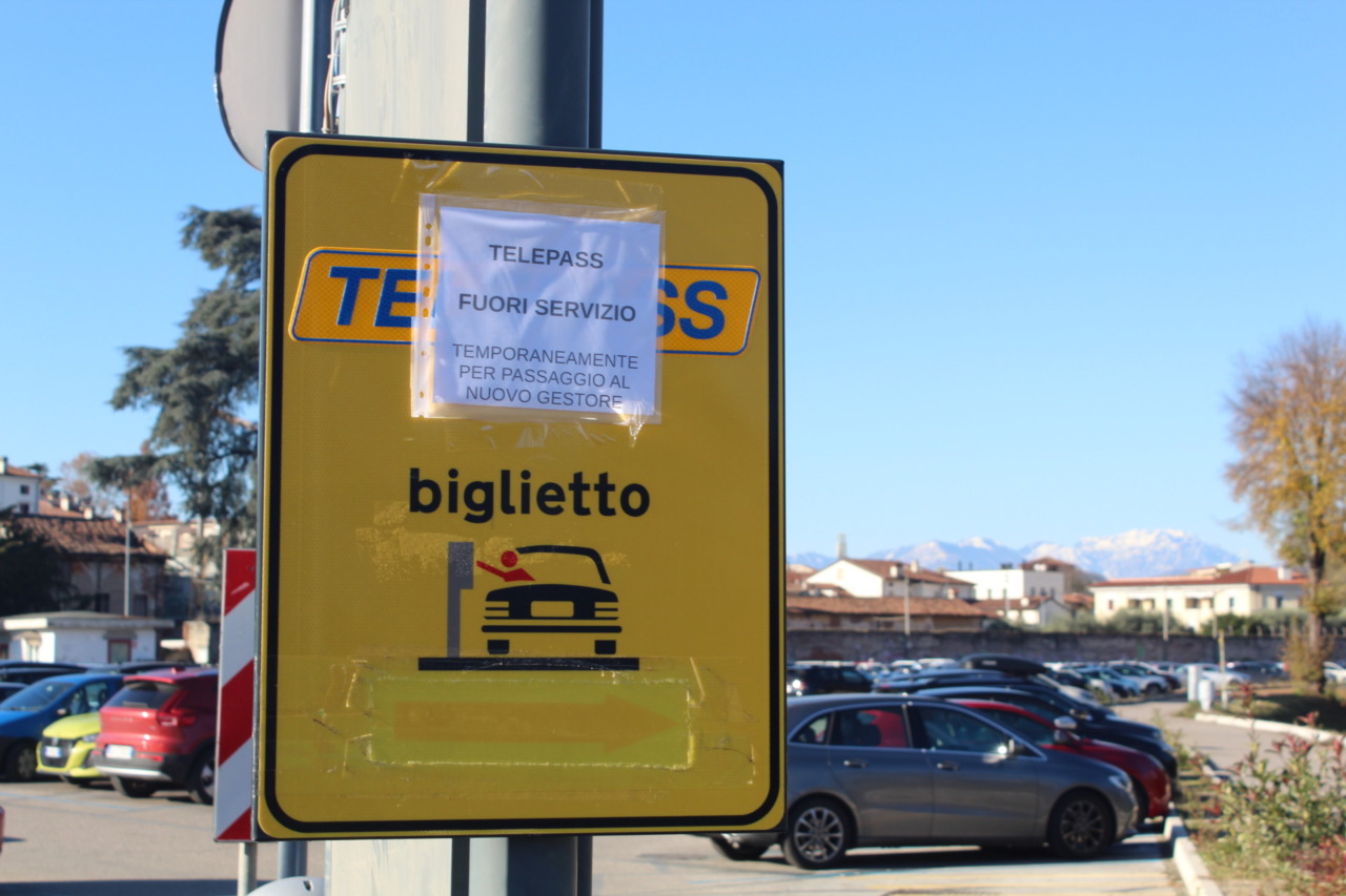 Parcheggi a pagamento in tilt a Vicenza: si paga solo in contanti, disagi per cittadini e commercianti