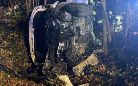 Range Rover si ribalta di lato fuori strada a Mussolente