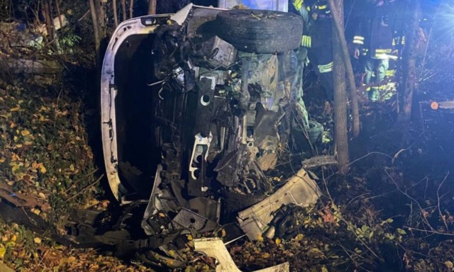 Range Rover si ribalta di lato fuori strada a Mussolente