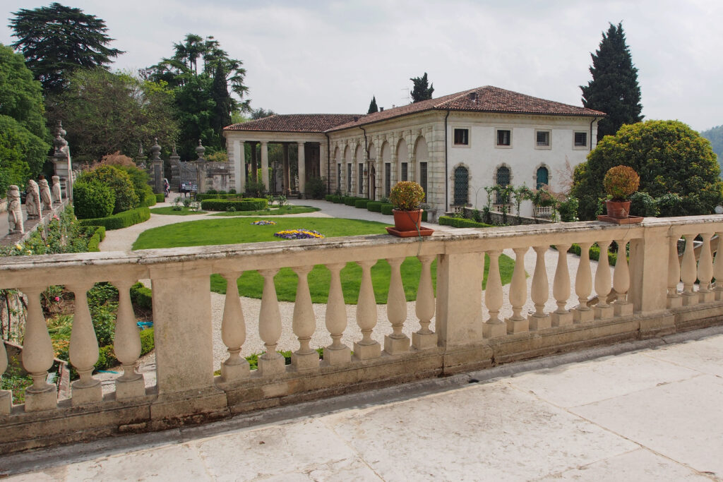 Crolla parte del muro di cinta di Villa Valmarana ai Nani