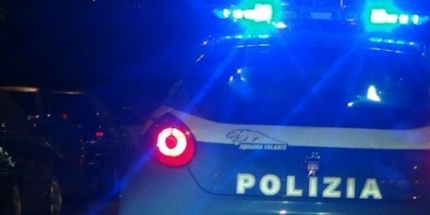 38enne colpisce alla testa un passante e gli ruba il bancomat e il cellulare, poi va al bar a bere