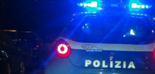 38enne colpisce alla testa un passante e gli ruba il bancomat e il cellulare, poi va al bar a bere