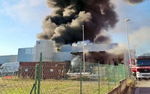 Incendio nel negozio di giocattoli “Munari Magazzini” a Thiene. Il comune: “Tenete chiuse le finestre”