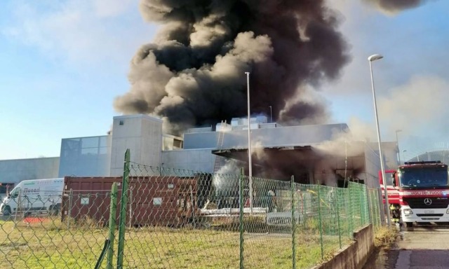 Incendio nel negozio di giocattoli “Munari Magazzini” a Thiene: domate le fiamme, capannone sotto sequestro