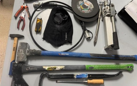 Controllata Audi con targa slovena: nell’auto di tre kosovari trovati ascia, mazzetta e piede di porco