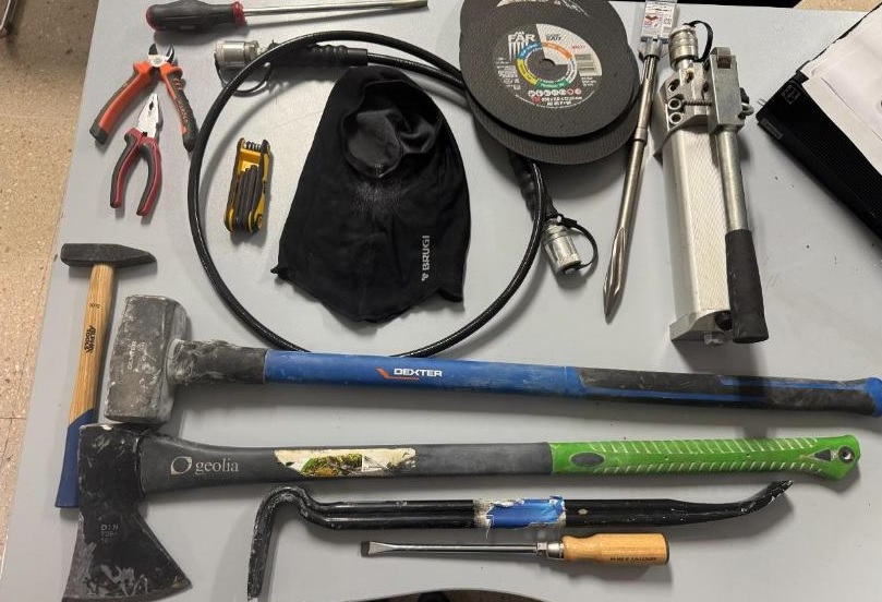 Controllata Audi con targa slovena: nell’auto di tre kosovari trovati ascia, mazzetta e piede di porco