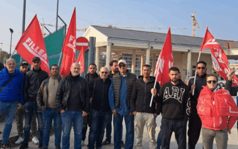 Protesta davanti al cantiere del Villaggio della Pace, ai lavoratori: “Non presentatevi: non possiamo pagarvi gli stipendi”