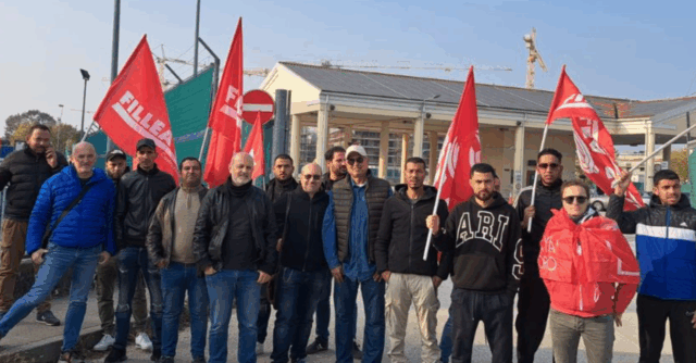 Protesta davanti al cantiere del Villaggio della Pace, ai lavoratori: “Non presentatevi: non possiamo pagarvi gli stipendi”