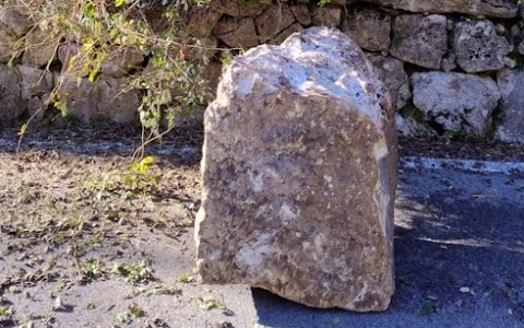 Distacco da un terrazzamento: masso sulla provinciale in Destra Brenta