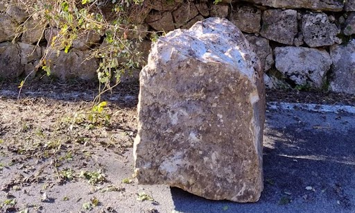 Distacco da un terrazzamento: masso sulla provinciale in Destra Brenta