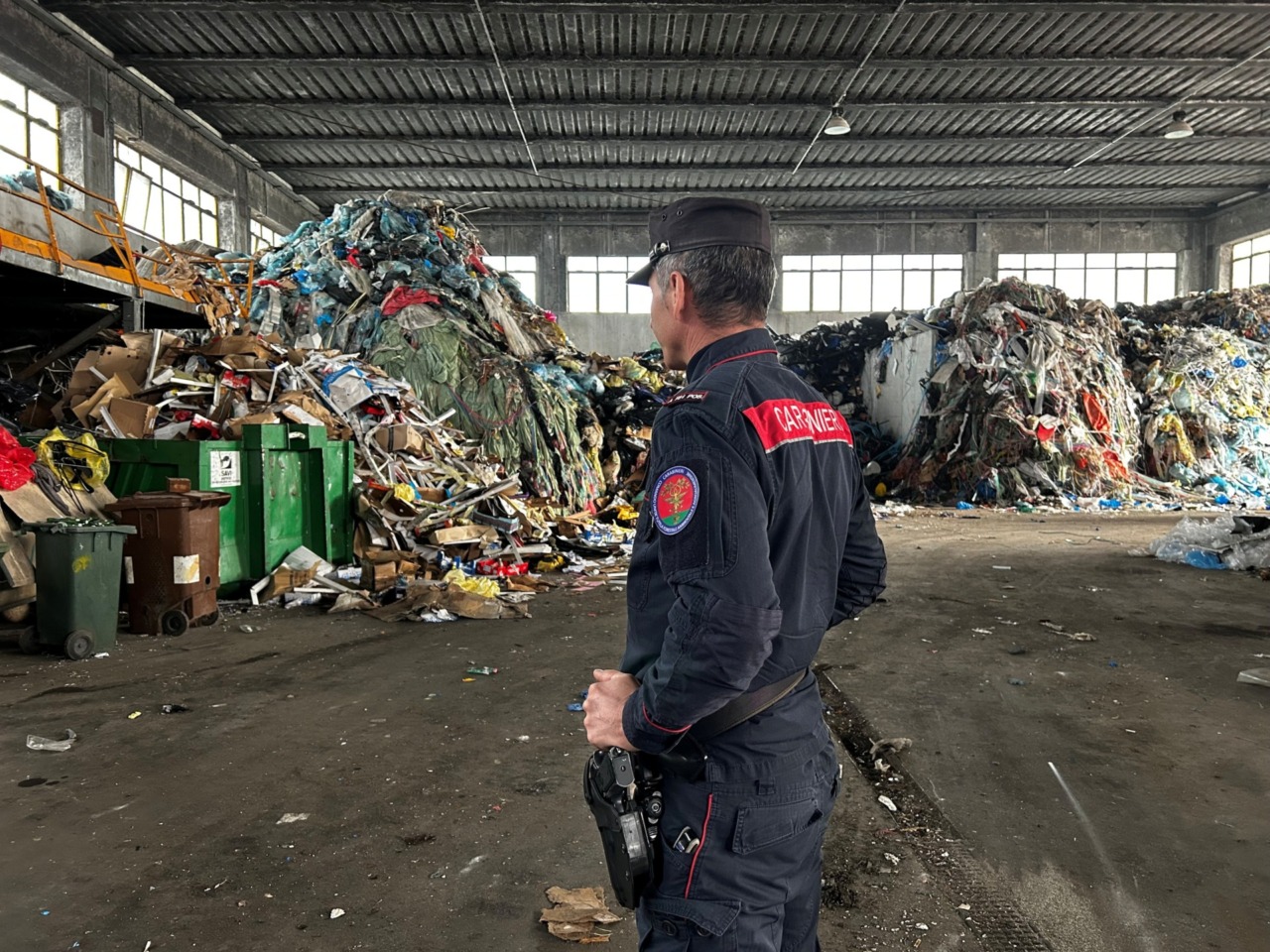 Rifiuti mischiati e accatastati a casaccio dentro l’azienda, sequestrato il capannone