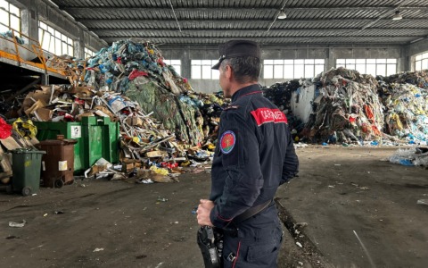 Rifiuti mischiati e accatastati a casaccio dentro l’azienda, sequestrato il capannone