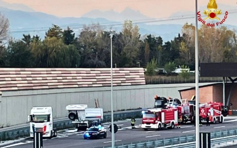 Fumo da un autoarticolato sulla Superstrada Pedemontana Veneta, trasportava batterie al piombo
