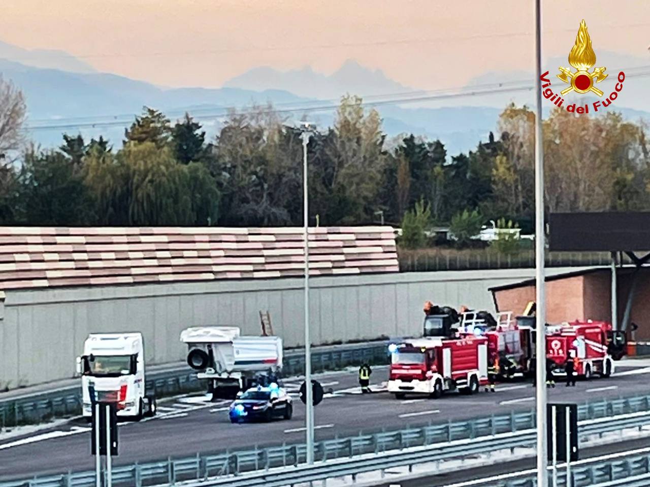 Fumo da un autoarticolato sulla Superstrada Pedemontana Veneta, trasportava batterie al piombo