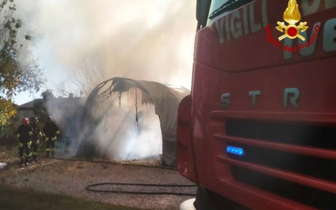 Incendio a Caldogno, legnaia distrutta dalle fiamme