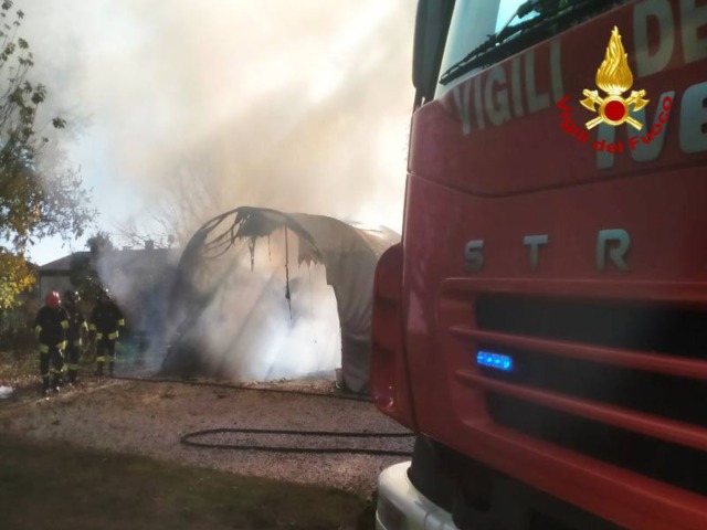 Incendio a Caldogno, legnaia distrutta dalle fiamme