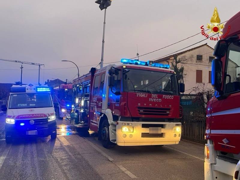 Fiamme nel portico esterno di un’abitazione, un ferito con ustioni al viso e alle mani