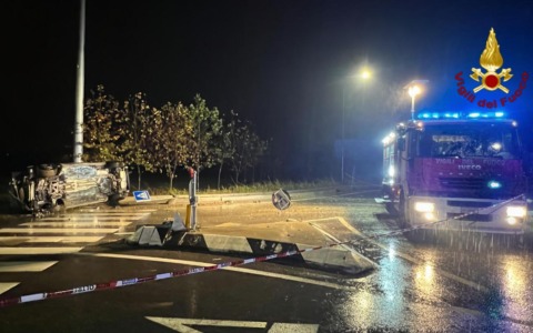 Auto finisce contro un palo e si ribalta a Grisignano di Zocco