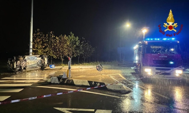 Auto finisce contro un palo e si ribalta a Grisignano di Zocco