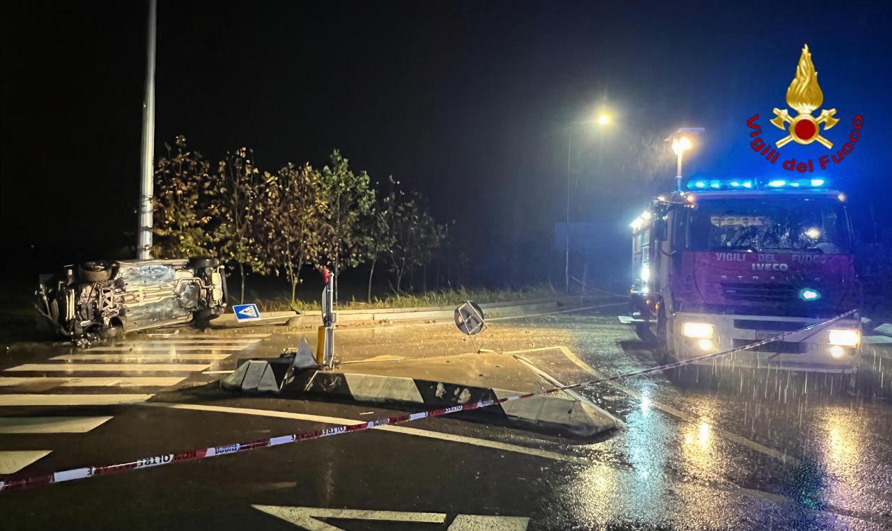 Auto finisce contro un palo e si ribalta a Grisignano di Zocco