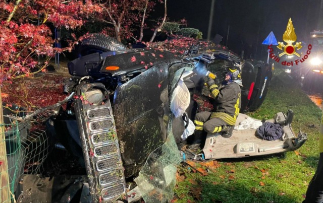 Jeep si schianta contro una recinzione e poi si ribalta su un lato, morto il conducente