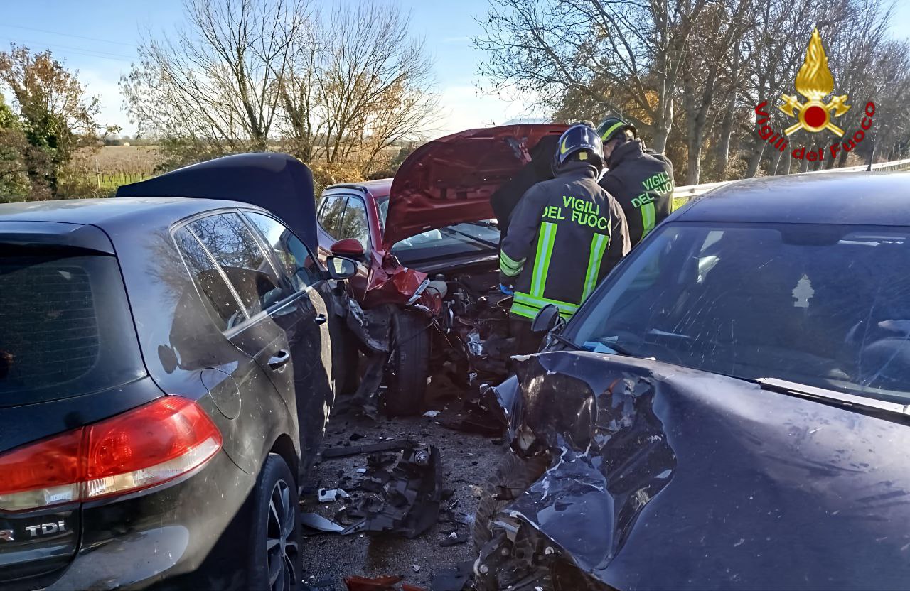 Scontro tra tre auto a Longare, tre feriti