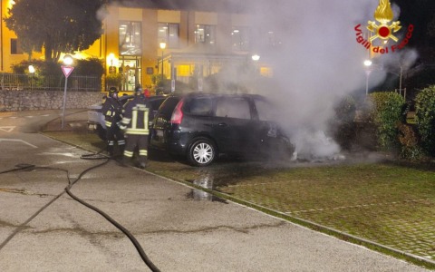 Auto in sosta va a fuoco davanti al Museo del Santuario di Monte Berico