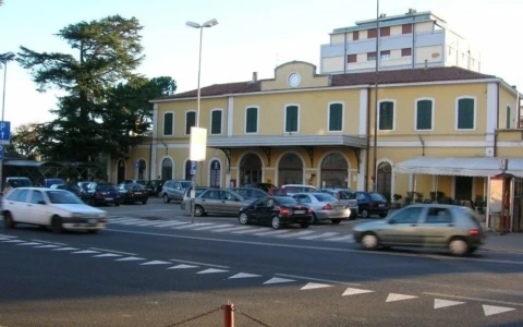 Aggressione in pieno giorno alla stazione di Schio: 18enne derubato della collanina